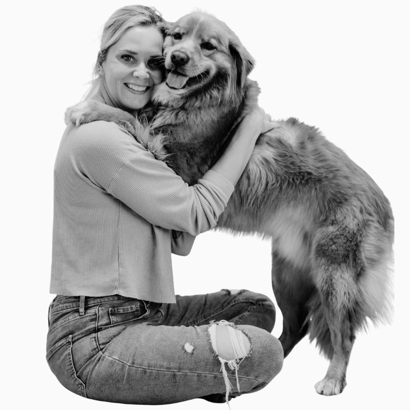 Mujer en menopausia abrazando a su perro, mostrando la relación entre mascotas y bienestar emocional