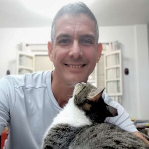 Néstor, cofundador de MenoPawse, con su gata