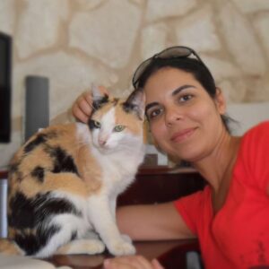 Zaylen, fundadora de MenoPawse junto a su gata, simbolizando el apoyo y la conexión emocional en la menopausia