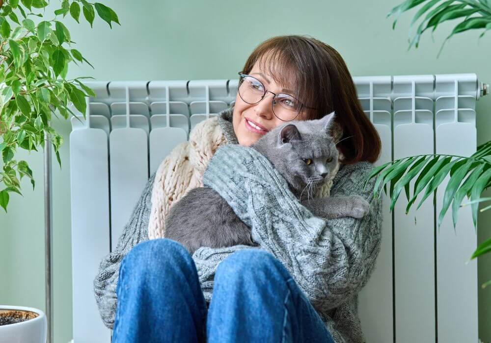 Mascotas y menopausia: mujer mimando a su gato para reducir estrés y mejorar bienestar emocional