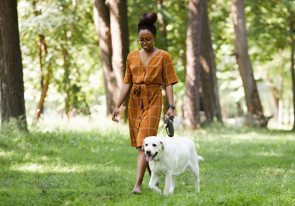 Mujer paseando con su perro como apoyo emocional para aliviar la ansiedad en la menopausia
