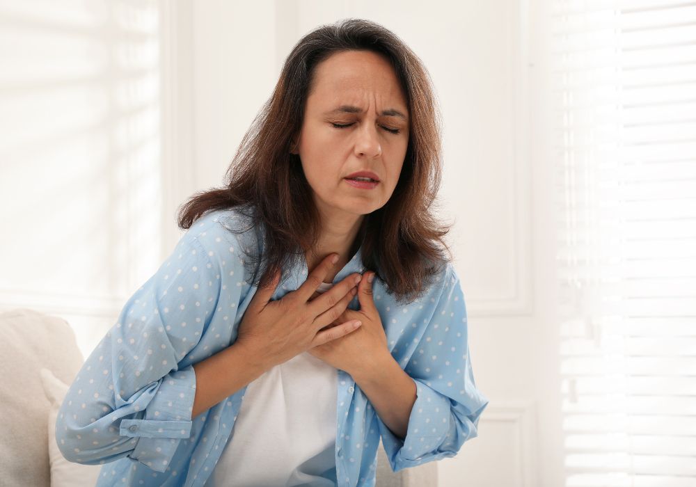 Mujer experimentando síntomas de la ansiedad en la menopausia