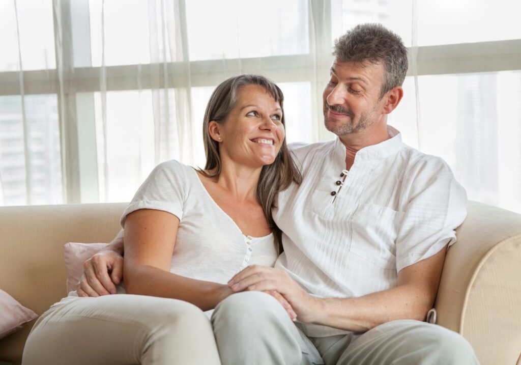 Pareja conversando en intimidad sobre el deseo sexual en la menopausia