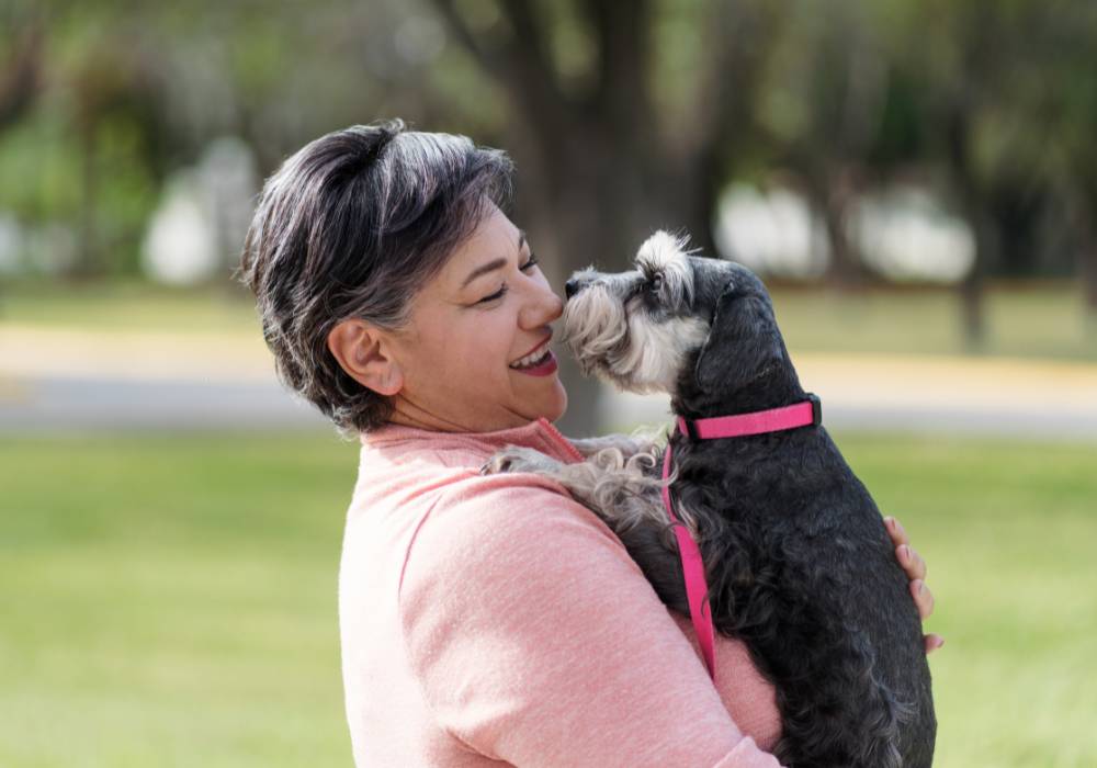 Mujer y su mascota interactuando como muestra de que tu perro puede detectar tus cambios hormonales
