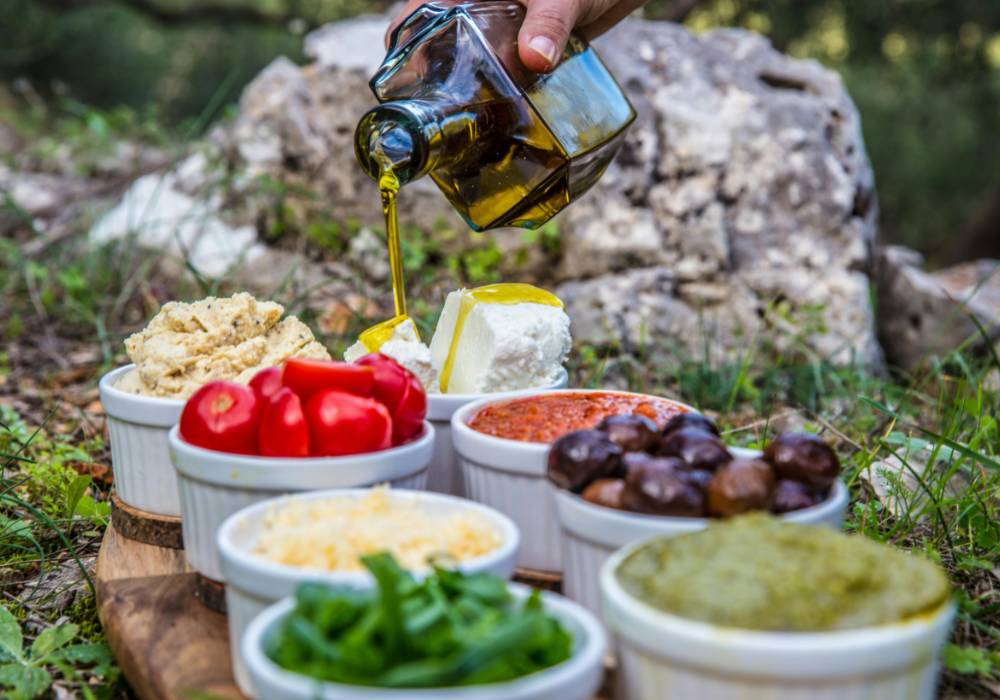 Alimentos de la dieta mediterránea recomendados para mujeres en menopausia: legumbres, pescado, aceite de oliva y frutos secos