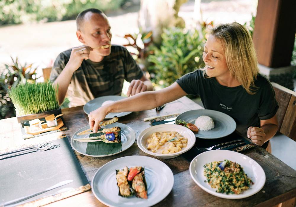 Mujer disfrutando de una comida tranquila durante la menopausia, cultivando una relación saludable con la alimentación en la menopausia