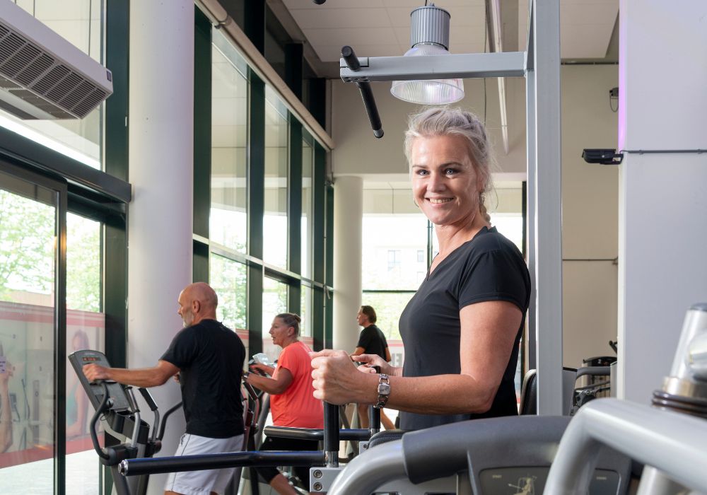 Mujer haciendo cardio suave como parte del cuidado de su salud y de la masa muscular en la menopausia