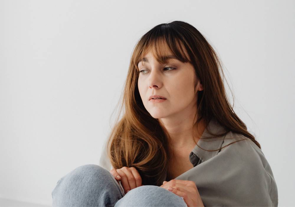 Mujer reflexionando sobre su estado emocional y la depresión en la menopausia