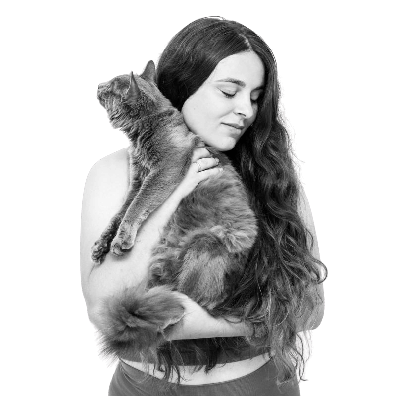 Mujer cargando un gato como muestra de bienestar en la menopausia