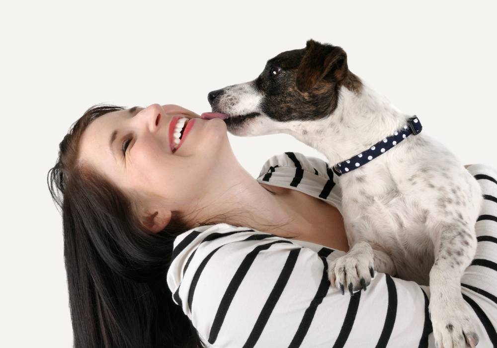 Mujer jugando con su perro como ejemplo de oxitocina cortisol y menopausia