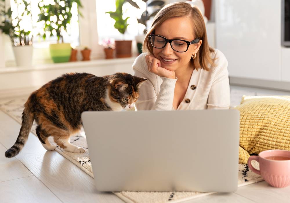 Mujer junto a su gato, reduciendo el estrés emocional y como ejemplo de la relación entre oxitocina cortisol y menopausia