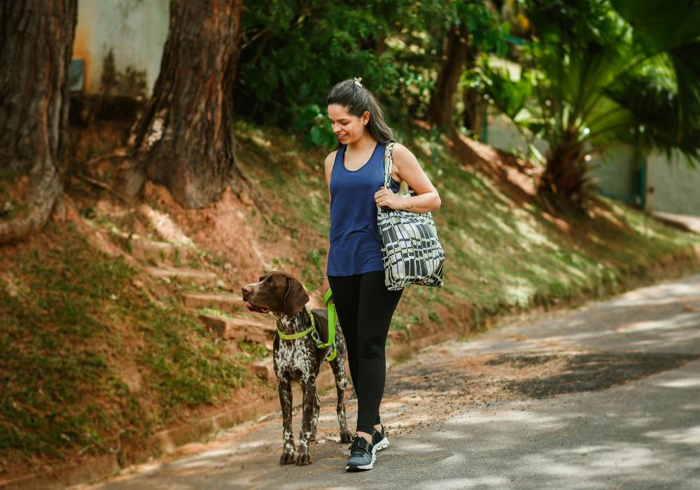 Mujer paseando con su perro y mejorando su bienestar emocional y como ejemplo de oxitocina cortisol y menopausia