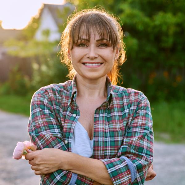 Mujer sonriendo como muestra de que es posible el bienestar en la menopausia