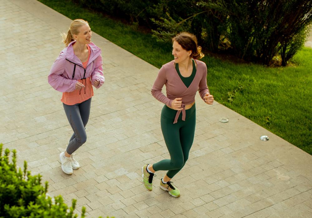 Mujeres practicando ejercicio físico en la menopausia al aire libre