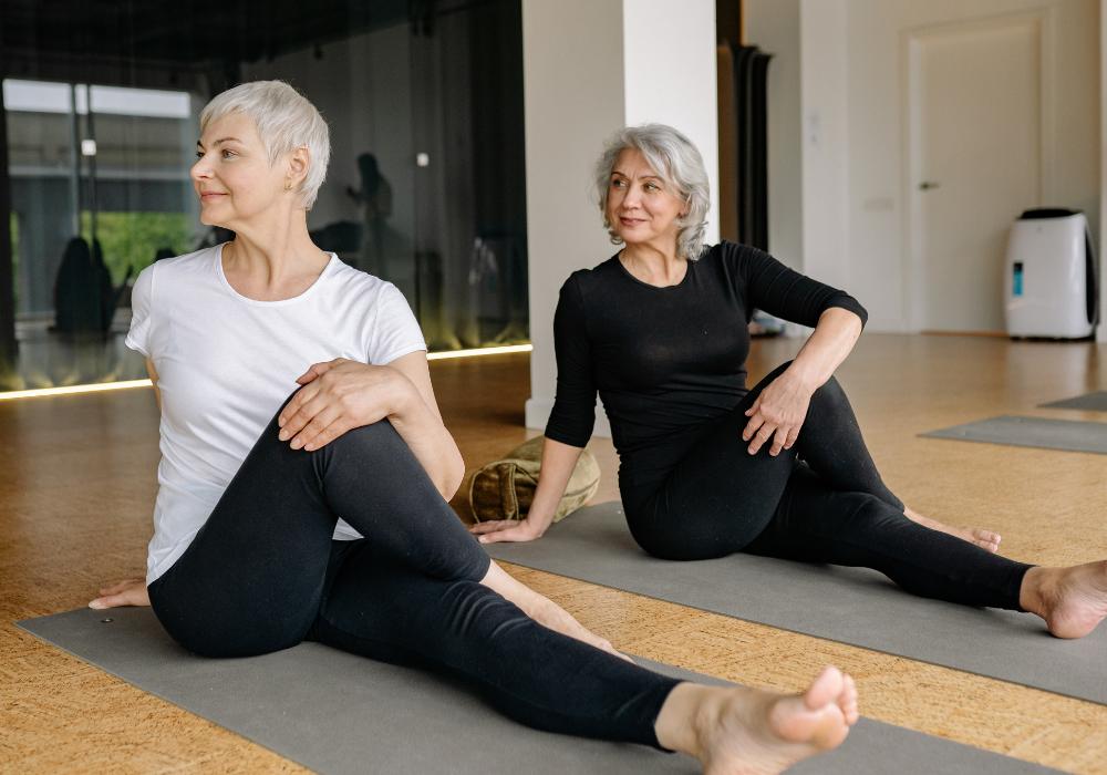 Mujeres practicando yoga, ejercicio físico en la menopausia que mejora movilidad y bienestar