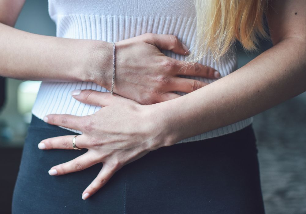 Mujer tocando la zona de su suelo pélvico en la menopausia
