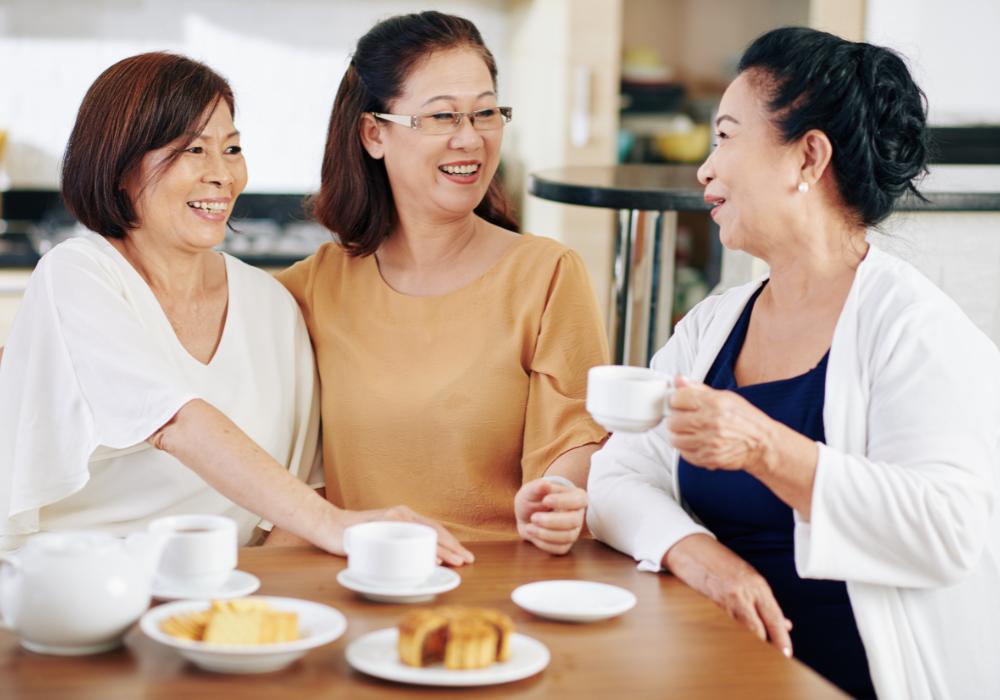 Mujeres asiáticas de mediana edad sonriendo, referente de las narrativas de la menopausia en distintas culturas