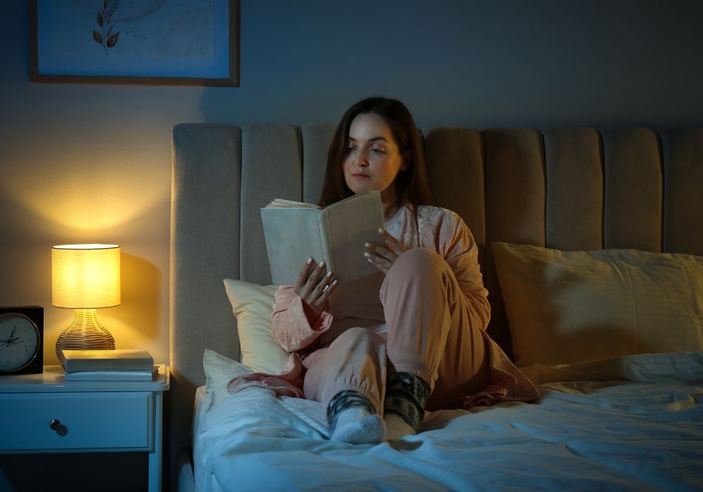 Mujer leyendo, informándose sobre qué son los estrógenos y su papel en la menopausia