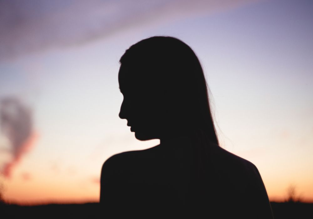 Silueta del cuerpo de una mujer, como evocación del cuerpo femenino, de qué son los estrógenos y qué funciones cumplen