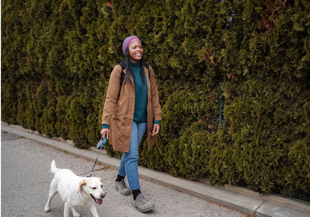 Mujer activa durante la perimenopausia, comprendiendo qué son los estrógenos y cómo comienzan a fluctuar antes de su caída definitiva
