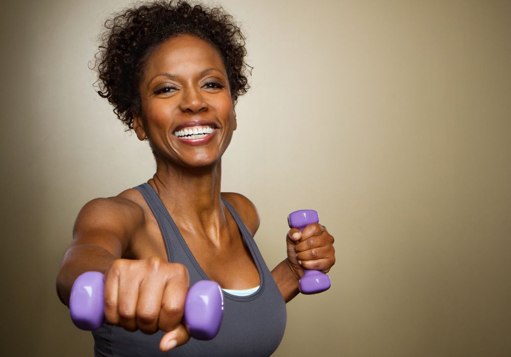 Mujer haciendo ejercicio de fuerza para manejar la grasa abdominal en la menopausia
