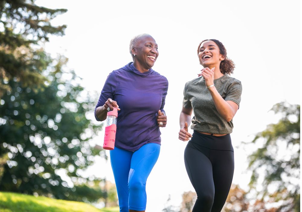 Mujeres activas cuidando su microbiota en la menopausia con movimiento regular