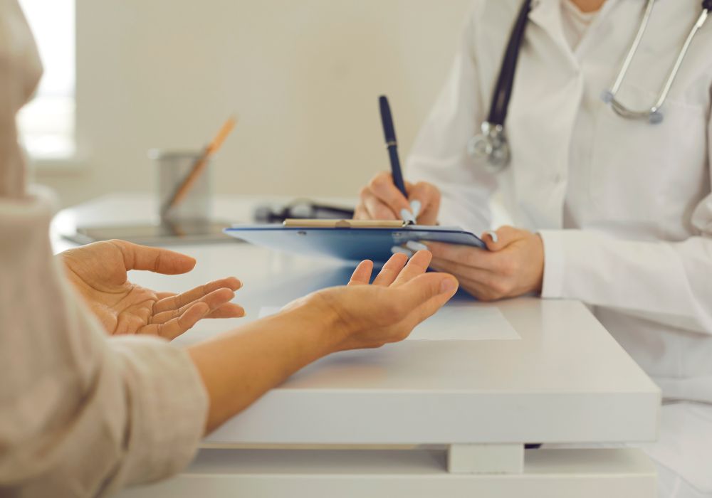 Mujer consultando sobre la progesterona en la menopausia con su médico
