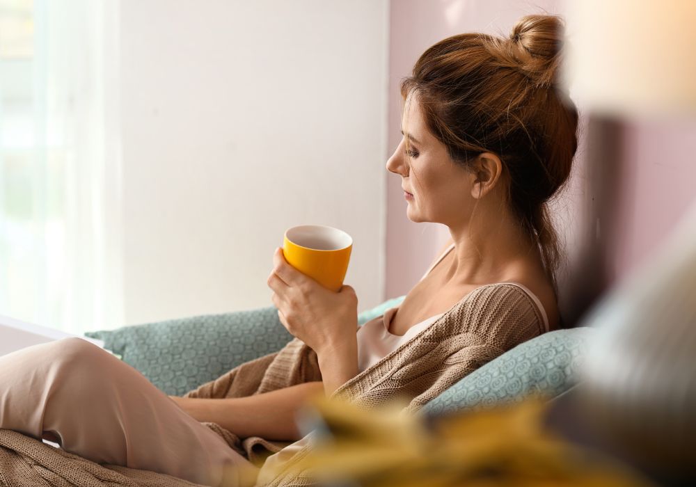Mujer haciendo una pausa para regular el cortisol en la menopausia