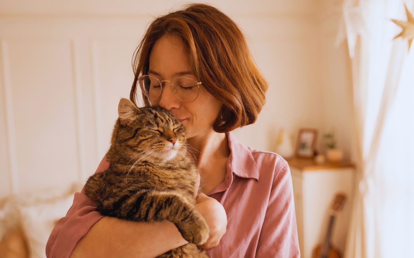 mujer en menopausia con su gato, inicio